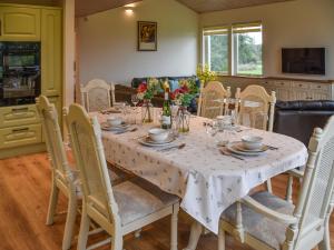 un tavolo da pranzo con una tovaglia bianca di Chestnut Cottage - Uk48294 a Great Yarmouth