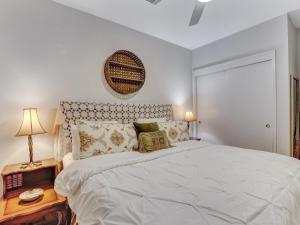 1 dormitorio blanco con 1 cama blanca grande con almohadas en Above Broughton St 3002, en Savannah 12 fotos más