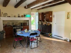 Köök või kööginurk majutusasutuses 2 Bed Cottage-Sleeps 4-Garden-Fireplace-Pets