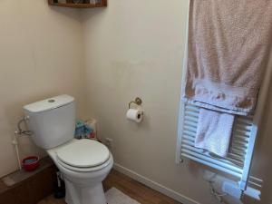 Vannituba majutusasutuses 2 Bed Cottage-Sleeps 4-Garden-Fireplace-Pets +19 fotot