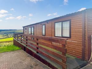 Bygningen som feriehuset ligger i + 2 billeder