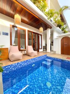 una piscina en medio de una villa en Livana Villa 02, en Kerobokan