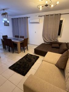 ein Wohnzimmer mit Sofa und Tisch in der Unterkunft Madinaty in Madinaty