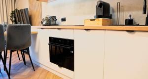 - une cuisine avec un comptoir et un four noir dans l'établissement EASY RENT- Szeligowskiego 15 Chodźki Residence, Free Parking, 24h Check-in, à Lublin