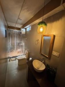 Ένα μπάνιο στο Hari Mang Imm 1BR-SF Mountain View Darjeeling-1