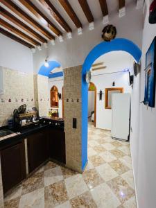 Η κουζίνα ή μικρή κουζίνα στο Dar Lala Mnana local Heart of Chaouen