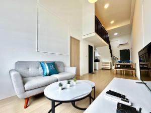 una sala de estar con un sofá y una mesa en Sunway Grid by RR JBcity, en Iskandar Puteri
