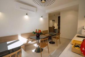 a kitchen and living room with a table and chairs at Atelier Inn Vaticano in Rome
