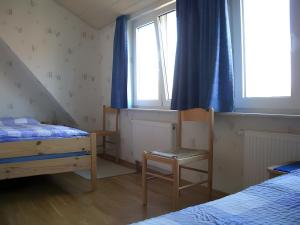 Un dormitorio con dos camas y una ventana. en Ferienhaus Poth, en Bübbens