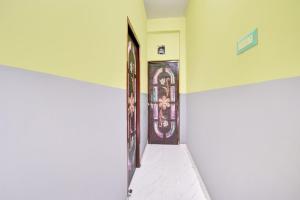 a hallway with a door and a tile floor at Hotel O Raunak Food Plaza Family Restaurant & Rooms in Fatwa