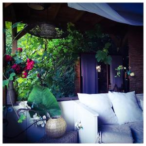 a room with a couch and some flowers at Sans Murs Dans la Nature in San-Martino-di-Lota