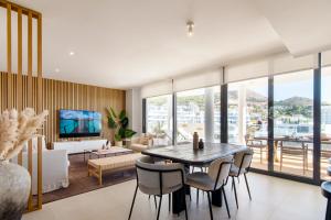 una sala de estar con una mesa y sillas en Mara's Apartments Higuerón West - Scandinavian Luxury - Seaviews & Natural Landscapes, en Fuengirola