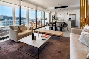 una sala de estar con un sofá y una mesa en Mara's Apartments Higuerón West - Scandinavian Luxury - Seaviews & Natural Landscapes, en Fuengirola