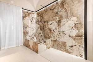 Un baño con una pared sucia con una ventana. en ELZ Fontana di Trevi Luxury & Design Apartment, en Roma 18 fotos más