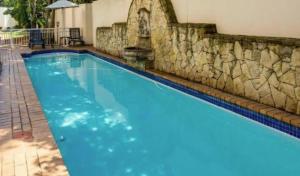 Piscina de la sau aproape de Boetie & Sons Sandton Stay +8 fotografii