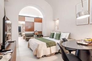 Habitación de hotel con cama, mesa y comedor en ELZ Fontana di Trevi Luxury & Design Apartment, en Roma