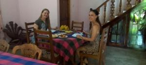 deux femmes assises à une table en train de manger dans l'établissement Nature's peak Udawalawa, à Uda Walawe