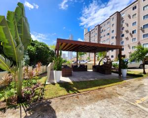 ジョアンペソアにあるAPT Superior CABO BRANCO - Ar condicionado nos 2 quartos - Próx a praia de Cabo Branco a UFPB e ao centro de convençõesの建物前の公園内のパビリオン