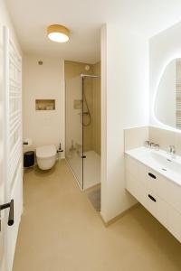 Un baño de B&B La Ferme de l'Hosté 115 fotos más