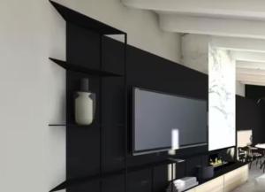 een woonkamer met een tv aan een zwarte muur bij LP House in Rovereto