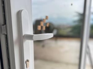 een sluiting van een deurklink op een deur bij LP House in Rovereto