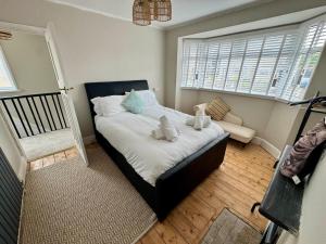 ein Schlafzimmer mit einem Bett mit Kissen darauf in der Unterkunft Comfortable 2-Bed Home near Swansea Bay in Morriston