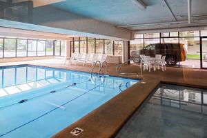 Una piscina con una furgoneta aparcada en un edificio. en Presleys Place, en Gatlinburg