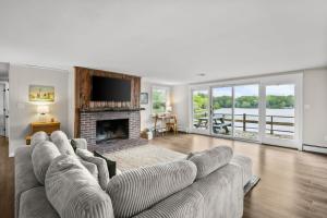 un salon avec un canapé et une cheminée dans l'établissement 100 Main Street Centerville - Lakehouse Haven, à Hyannis Port