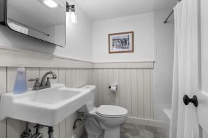 une salle de bain blanche avec un lavabo et des toilettes dans l'établissement 100 Main Street Centerville - Lakehouse Haven, à Hyannis Port 27 autres photos