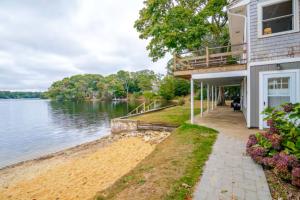 une maison sur la rive d'un lac dans l'établissement 100 Main Street Centerville - Lakehouse Haven, à Hyannis Port