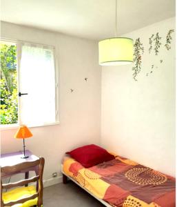 a small bedroom with a bed and a window at Maison sur la Presqu'île de Plougastel in Plougastel-Daoulas