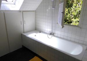 a white bath tub in a bathroom with a window at Maison sur la Presqu'île de Plougastel in Plougastel-Daoulas +16 photos