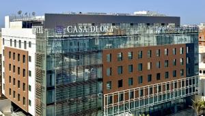 ジッダにあるCasa Diora Hotel Al Rawdahの側面に看板がある建物