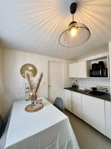 Η κουζίνα ή μικρή κουζίνα στο Le Petit Noblet, Cesson Sévigné