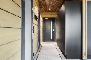 un pasillo de una casa con puerta en Levin Lyhty Bella by Hilla Villas, en Kittilä