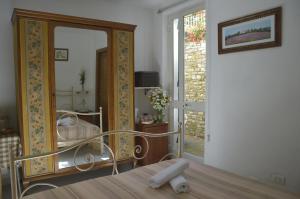 a dressing room with a mirror and a dressing table at Agriturismo Millefiori in Levanto