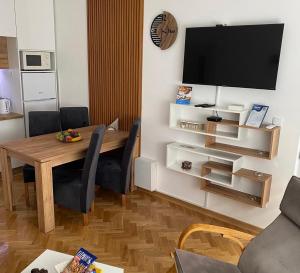 Μια τηλεόραση ή/και κέντρο ψυχαγωγίας στο Apartman Sunny, Vrnjacka Banja
