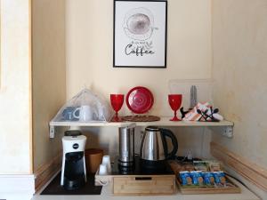 Una encimera de cocina con dos estantes y una cafetera. en M'arriposu, en Realmonte