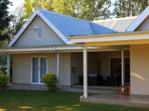 MahlanyaにあるUmdoni Farm Lodgeの青いソーラー屋根の家 +3枚の写真