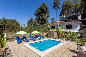 Villa con piscina, sillas y casa en Home2Book Icod Rural Escape Pool BBQ, en El Amparo