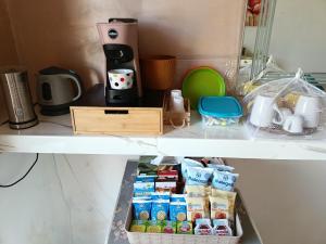 Un estante con algo de comida y una cafetera. en M'arriposu, en Realmonte