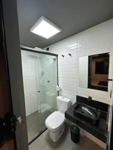 ein Badezimmer mit Toilette, Waschbecken und Dusche in der Unterkunft Kit Aconchegante na Asa Norte - Centro in Brasilia + 4 Fotos