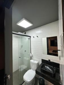 ein Badezimmer mit Toilette, Dusche und Waschbecken in der Unterkunft Kit Aconchegante na Asa Norte - Centro in Brasilia