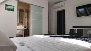 Postel nebo postele na pokoji v ubytování Darázshegyi Panzió gluténmentes félpanzióval is