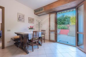 a dining room with a table and a sliding glass door at La Casina a Schiopparello - Goelba in Portoferraio