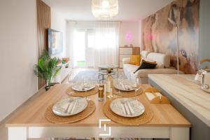 ein Wohnzimmer mit einem Tisch mit Tellern darauf in der Unterkunft Wolfie Home Villacosta in Orihuela