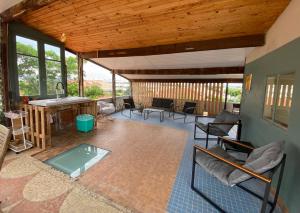 a living room with chairs and a kitchen and a table at La villa au palmier - 10ch, 2sdb, toit terrasse in Perpignan