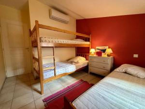 Ένα ή περισσότερα κρεβάτια σε δωμάτιο στο Maison de village - Argelès AR000-025