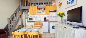 Dapur atau dapur kecil di Charmante maison bord de mer avec jardin