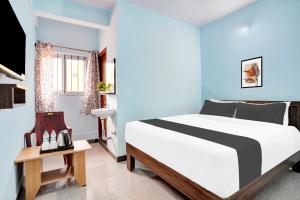 班加罗尔Hotel O Harsha Inn的卧室里有一张大床和一面蓝色的墙